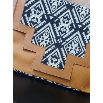 Torba męska ze skóry jasnobrązowa z etnicznym haftem .
