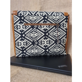 Torba męska ze skóry jasnobrązowa z etnicznym haftem .