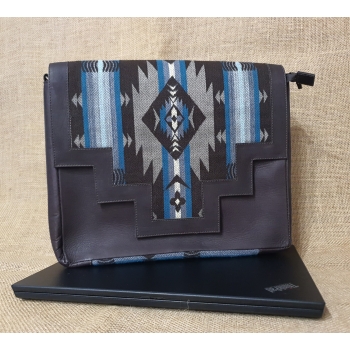 Torba męska ze skóry ciemnobrązowa z etnicznym haftem .