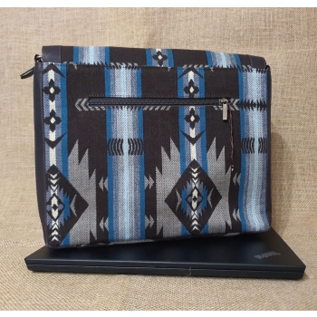 Torba męska ze skóry ciemnobrązowa z etnicznym haftem .