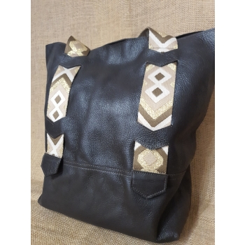 Duża etniczna  ciemnobrązowa skórzana torba na ramie z pasem chumbi .