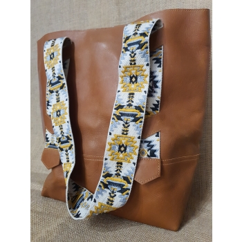 Duża etniczna  jasnobrązowa skórzana torba na ramie z pasem chumbi .