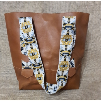 Duża etniczna  jasnobrązowa skórzana torba na ramie z pasem chumbi .