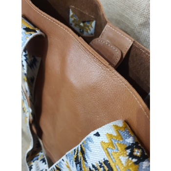 Duża etniczna  jasnobrązowa skórzana torba na ramie z pasem chumbi .