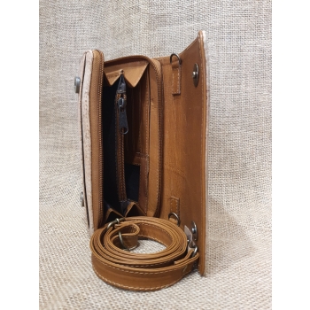 Torebka - portfel ze skóry i naturalnego korka  w jasnobrązowym kolorze .