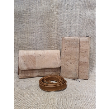 Torebka - portfel ze skóry i naturalnego korka  w jasnobrązowym kolorze .