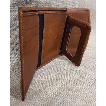 Portfel z jasnobrązowej skóry i  naturalnego koloryzowanego korka .