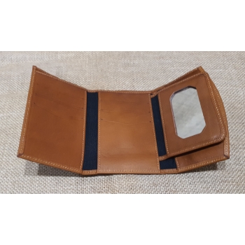 Portfel z jasnobrązowej skóry i  naturalnego koloryzowanego korka .