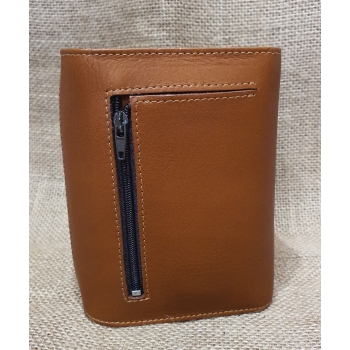 Portfel z jasnobrązowej skóry i  naturalnego koloryzowanego korka .