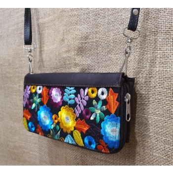 Portfel  wielofunkcyjny skórzany ciemnobrązowy z kwiatowym  kolorowym haftem .