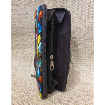 Portfel  wielofunkcyjny skórzany ciemnobrązowy z kwiatowym  kolorowym haftem .