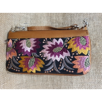 Portfel  wielofunkcyjny skórzany jasnobrązowy z kwiataowym  kolorowym haftem .
