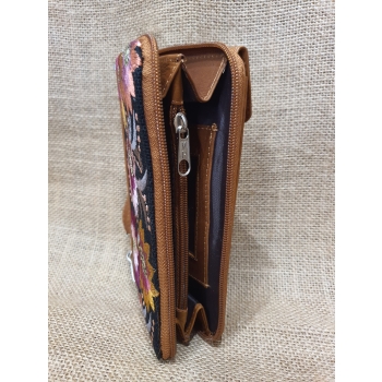 Portfel  wielofunkcyjny skórzany jasnobrązowy z kwiataowym  kolorowym haftem .