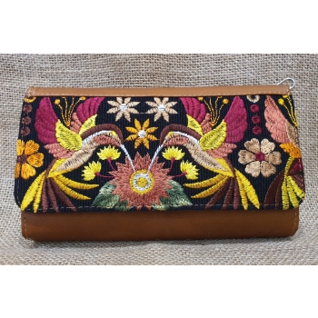 Torebka ze skóry jasnobrązowa z paskiem na ramie pokryta kwiatowym haftem