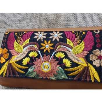 Torebka ze skóry jasnobrązowa z paskiem na ramie pokryta kwiatowym haftem