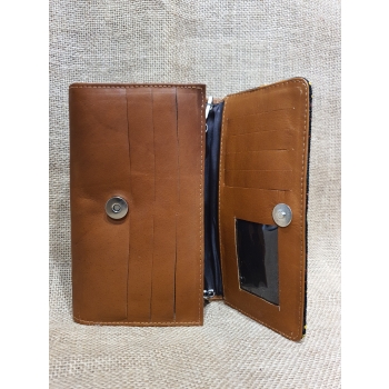 Torebka ze skóry jasnobrązowa z paskiem na ramie pokryta kwiatowym haftem