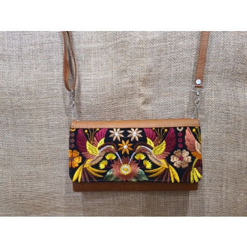 Torebka ze skóry jasnobrązowa z paskiem na ramie pokryta kwiatowym haftem