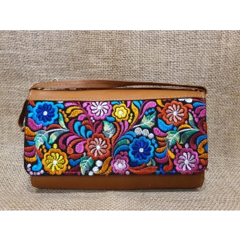 Torebka ze skóry jasnobrązowa z paskiem na ramie pokryta kwiatowym kolorowym haftem ,