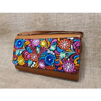 Torebka ze skóry jasnobrązowa z paskiem na ramie pokryta kwiatowym kolorowym haftem ,