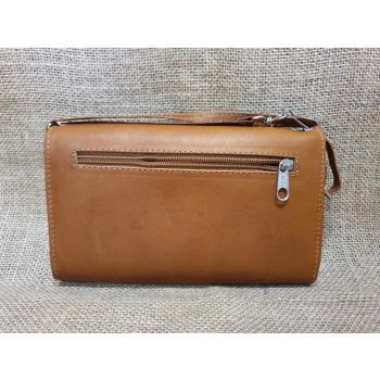 Torebka ze skóry jasnobrązowa z paskiem na ramie pokryta kwiatowym kolorowym haftem ,