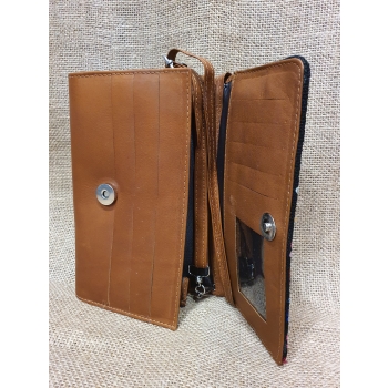 Torebka ze skóry jasnobrązowa z paskiem na ramie pokryta kwiatowym kolorowym haftem ,