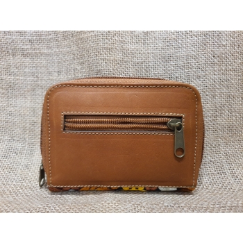 Portmonetka z jasnobrązowej skóry z kolorowym kwiatowym haftem.