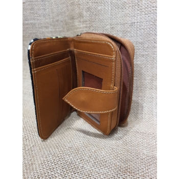 Portmonetka z jasnobrązowej skóry z kolorowym kwiatowym haftem.