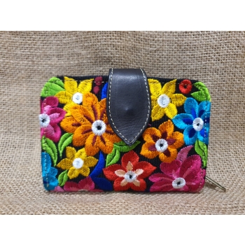 Portmonetka z ciemnobrązowej skóry z kolorowym kwiatowym haftem.