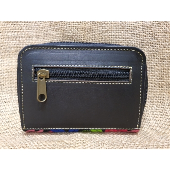 Portmonetka z ciemnobrązowej skóry z kolorowym kwiatowym haftem.