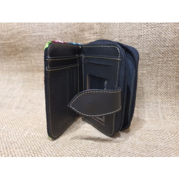 Portmonetka z ciemnobrązowej skóry z kolorowym kwiatowym haftem.