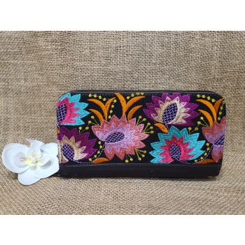 Portfel  wielofunkcyjny skórzany ciemnobrązowy z kwiatowym  kolorowym haftem .