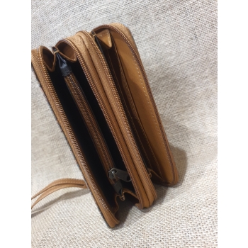 Portfel ze skóry i korka  jasnobrązowy .