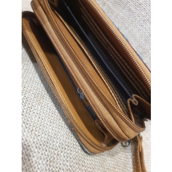 Portfel ze skóry i korka  jasnobrązowy .