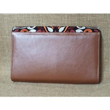 Torebka skórzana formalna kopertówka brązowa z czerwonym haftem kwiatowym .