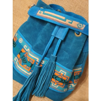 Torebka skórzana zamszowa błękitna z etnicznymi haftami.