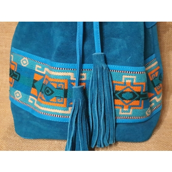 Torebka skórzana zamszowa błękitna z etnicznymi haftami.