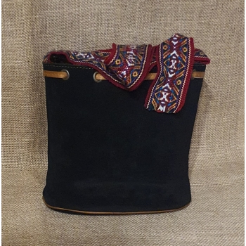 Torebka skórzana zamszowa w kolorze czarnym z etnicznym haftem i pasem chumbi .