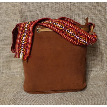 Torebka skórzana zamszowa w kolorze jasnobrązowym z etnicznym haftem i pasem chumbi .
