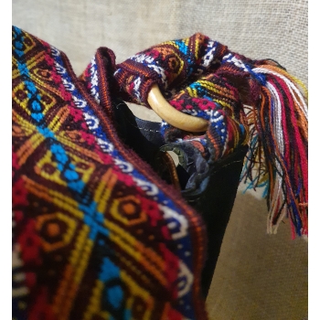 Torebka średnia skórzana zamszowa w kolorze czarnym z etnicznym haftem i pasem chumbi .