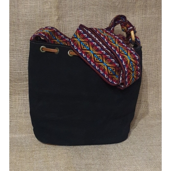 Torebka średnia skórzana zamszowa w kolorze czarnym z etnicznym haftem i pasem chumbi .