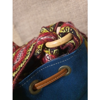 Torebka średnia skórzana zamszowa w kolorze morskim z etnicznym haftem i pasem chumbi .