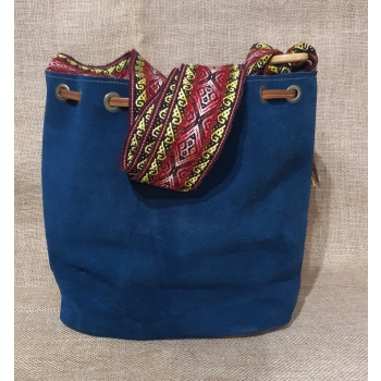 Torebka średnia skórzana zamszowa w kolorze morskim z etnicznym haftem i pasem chumbi .