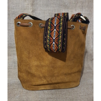 Torebka średnia skórzana zamszowa w kolorze jasnobrązowym z etnicznym haftem i pasem chumbi