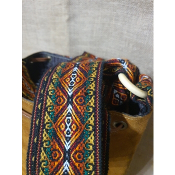 Torebka średnia skórzana zamszowa w kolorze jasnobrązowym z etnicznym haftem i pasem chumbi