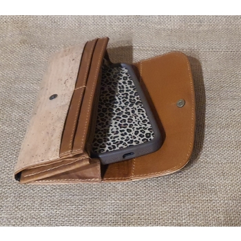 Portfel z jasnobrązowej skóry i naturalnego korka .