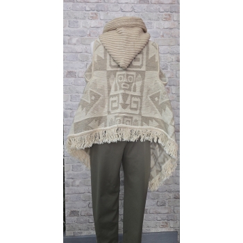 Poncho ekwadorskie - kamizelka ze 100% wełny owczej w odcieniu beżowym .