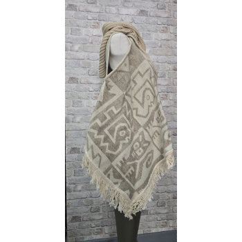 Poncho ekwadorskie - kamizelka ze 100% wełny owczej w odcieniu beżowym .