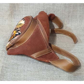 Torebka na biodro z zamszowej skóry w kolorze ceglastym i kwiatowym haftem .