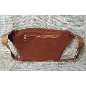 Torebka na biodro z zamszowej skóry w kolorze ceglastym i kwiatowym haftem .