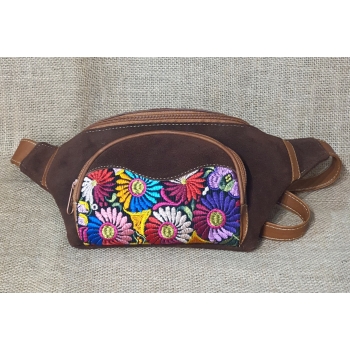 Torebka na biodro z ciemnobrązowej zamszowej skóry i kwiatowym kolorowym haftem .